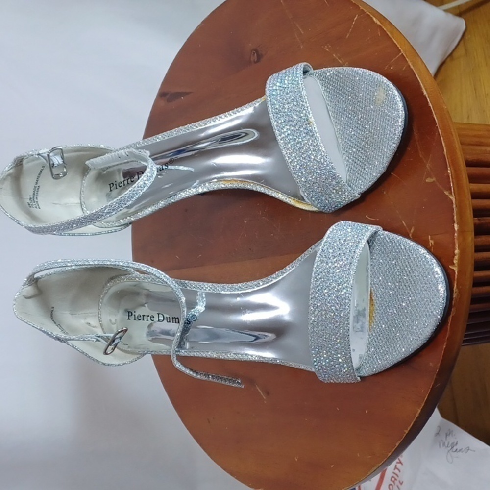 PIERRE DUMAS WOMENS HEELS SIZE  9M IN A BEAUTIFUL SILVER ¹RINESTONES